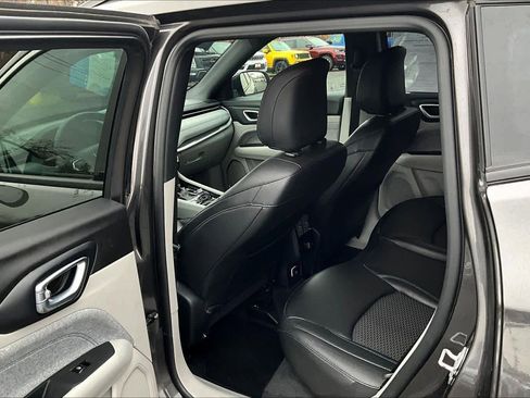 Used 2024 Jeep Compass Latitude image 18