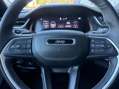 Used 2025 Jeep Grand Cherokee Altitude AWD/4WD image 23