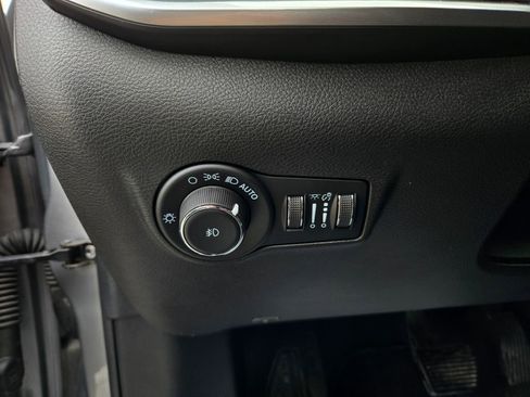 Used 2023 Jeep Compass Latitude w/ Mopar Graphics Package image 13