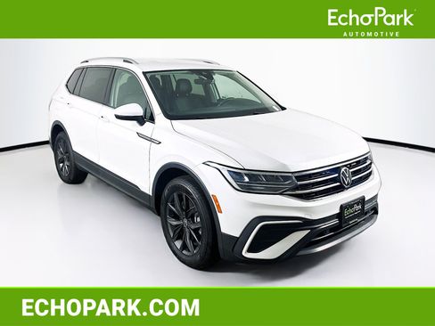 Used 2023 Volkswagen Tiguan SE image 1