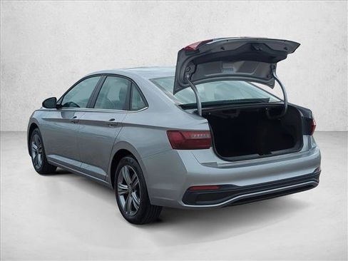 Used 2024 Volkswagen Jetta SE FWD image 9
