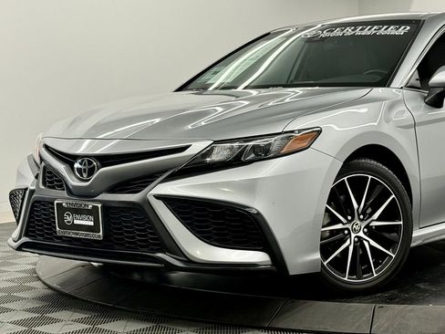 Certified 2022 Toyota Camry SE image 3