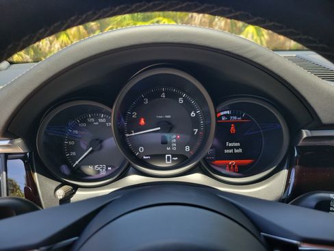 Certified 2023 Porsche Macan AWD/4WD image 30