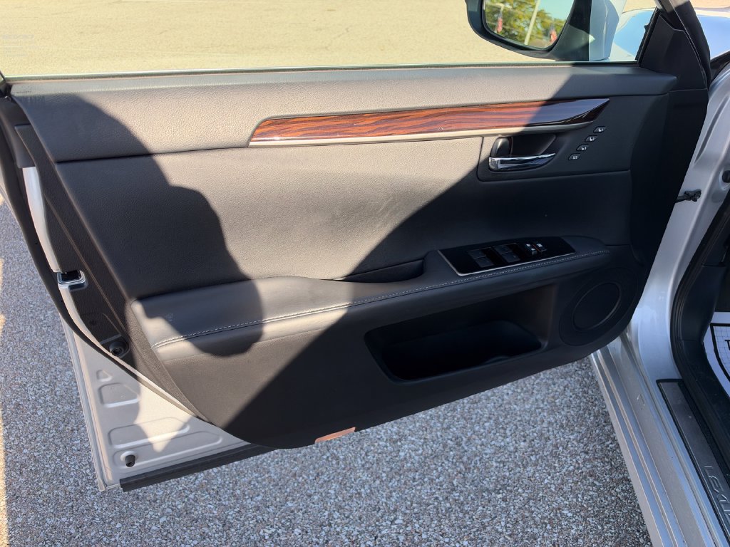 Used 2016 Lexus ES 350 w/ Ultra Luxury Package FWD image 9