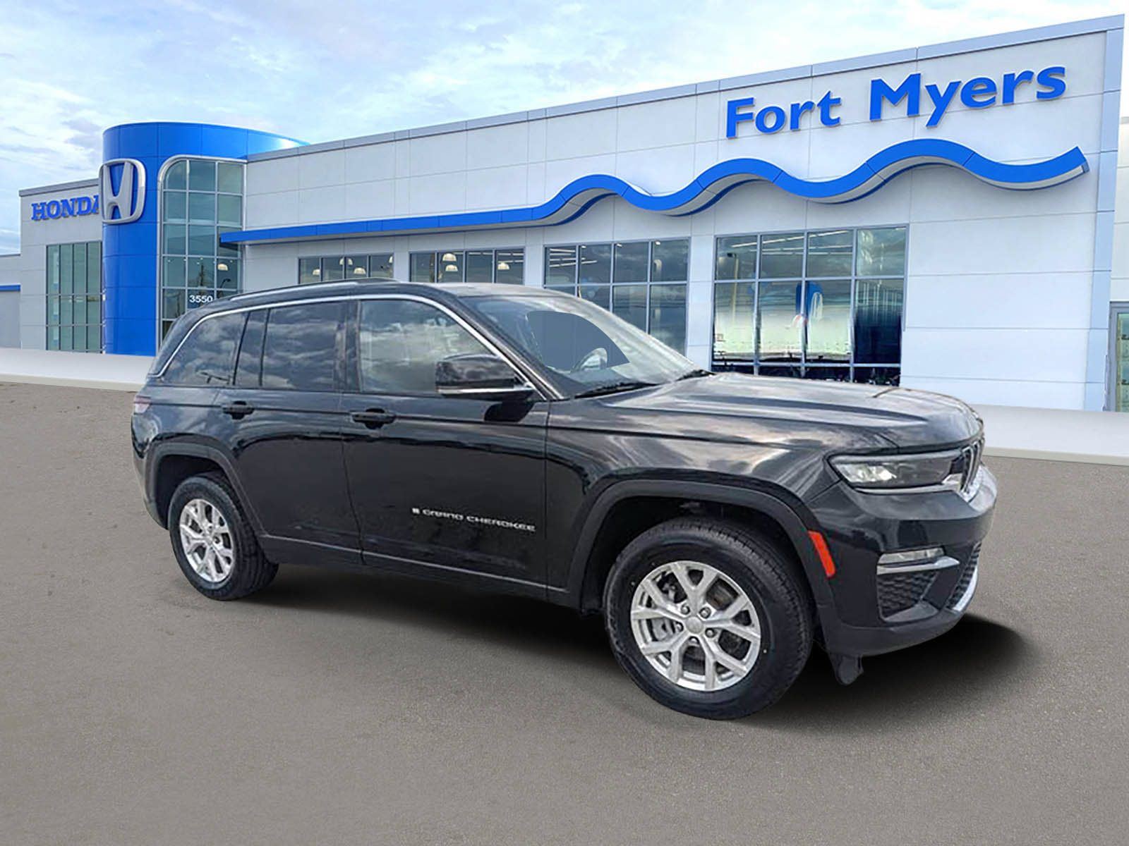 Used 2023 Jeep Grand Cherokee Limited AWD/4WD image 1