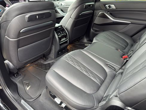 Used 2023 BMW X7 M60i image 24