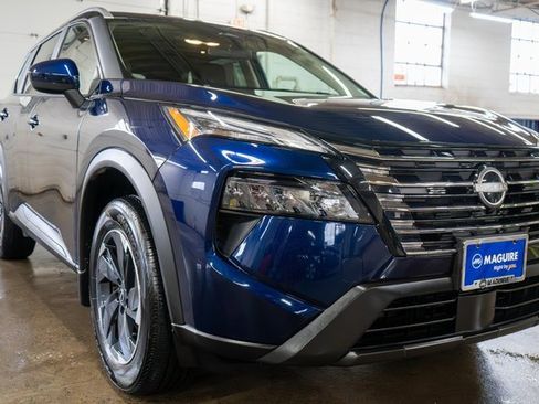 Used 2025 Nissan Rogue SV w/ SV Premium Package image 4