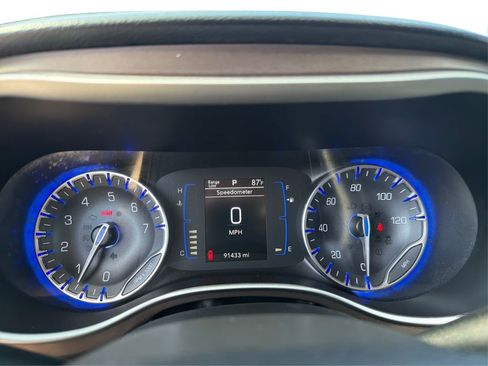 Used 2018 Chrysler Pacifica Touring-L FWD image 16