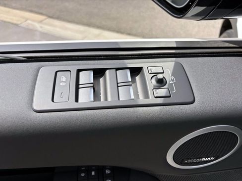 Used 2025 Land Rover Discovery S AWD/4WD image 12