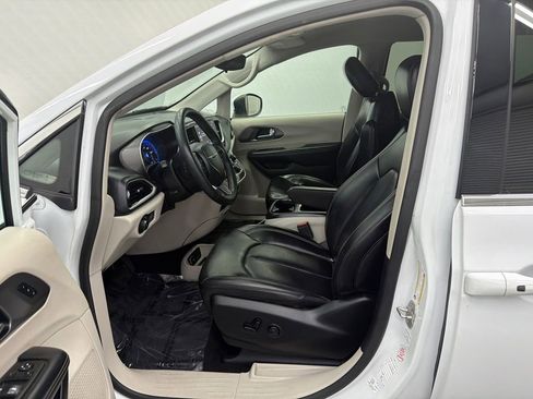 Used 2023 Chrysler Pacifica Touring-L FWD image 9