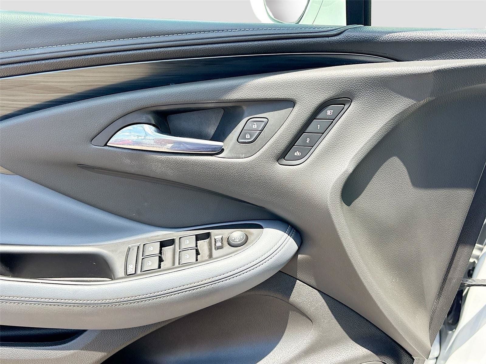 Used 2019 Buick Envision Essence FWD image 18