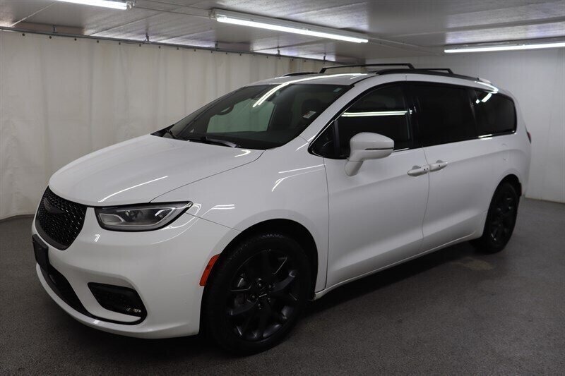 Used 2021 Chrysler Pacifica Touring-L w/ Uconnect Theater Family Group FWD image 3
