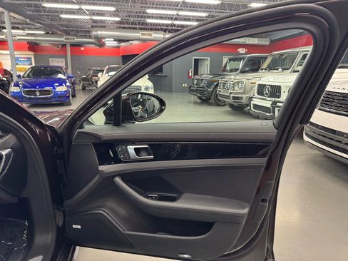 Used 2022 Porsche Panamera 4 image 38