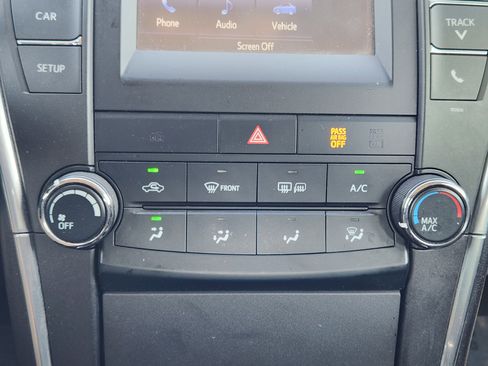 Used 2017 Toyota Camry SE image 19