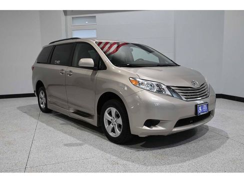 Used 2015 Toyota Sienna LE FWD image 3