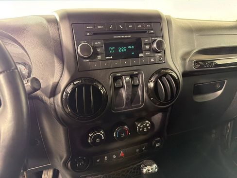 Used 2016 Jeep Wrangler Sahara image 16