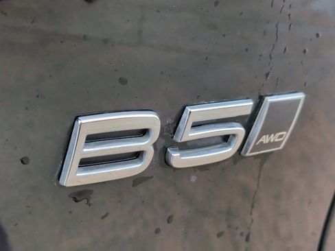 Used 2025 Volvo XC40 B5 Core image 14