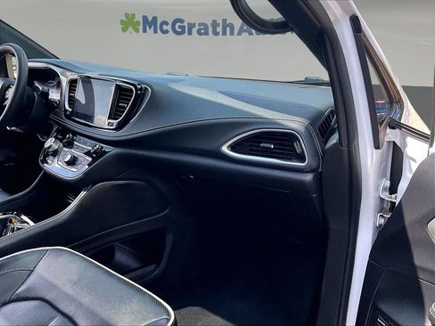 Used 2023 Chrysler Pacifica Limited w/ Uconnect Theater Family Group FWD image 30