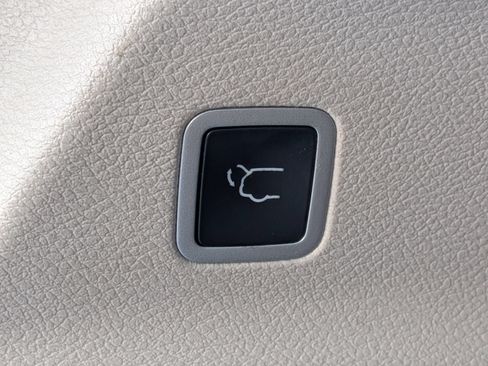 Used 2024 Chrysler Pacifica Touring-L FWD image 32