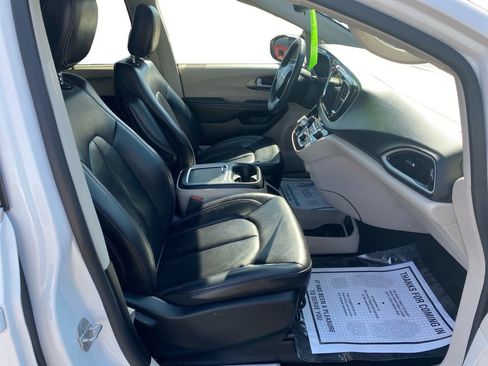 Used 2023 Chrysler Pacifica Touring-L image 17