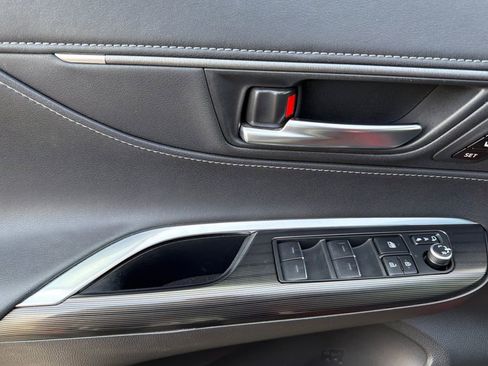 Used 2021 Toyota Venza XLE w/ Carpet Mat Package (TMS) image 8