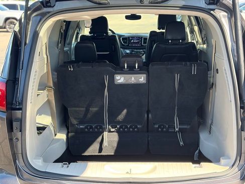 Used 2018 Chrysler Pacifica Touring-L Plus FWD image 9
