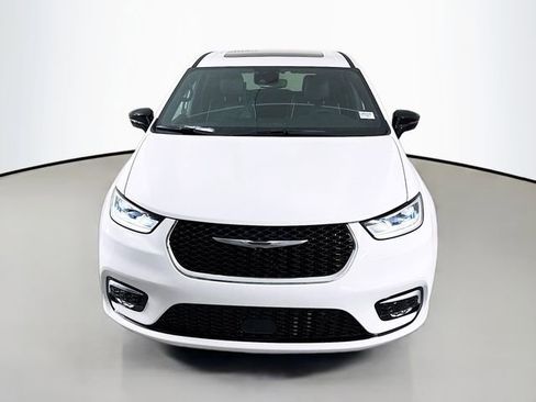 New 2026 Chrysler Pacifica Limited w/ Uconnect Theater Family Group image 2