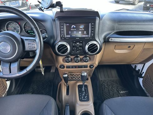 Used 2018 Jeep Wrangler Unlimited Rubicon w/ Connectivity Group image 13