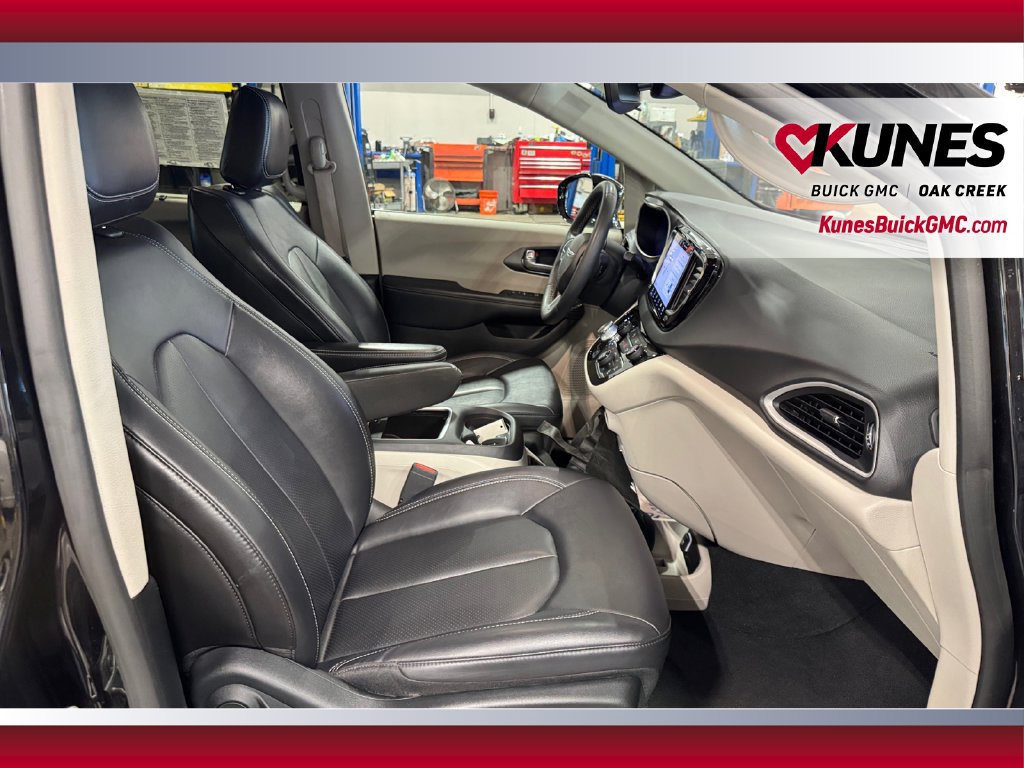Used 2024 Chrysler Pacifica Touring-L FWD image 23