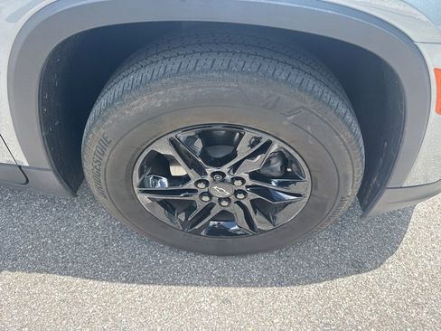 Used 2023 Chevrolet Traverse LT FWD image 8