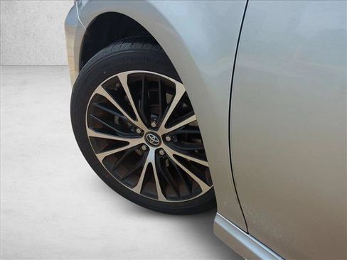 Used 2019 Toyota Camry SE FWD image 10