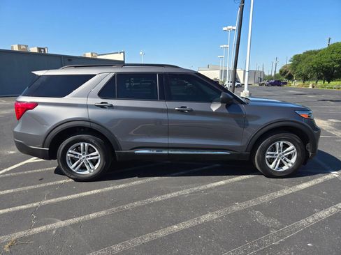 Used 2023 Ford Explorer XLT AWD/4WD image 6