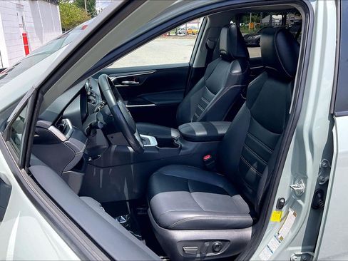 Used 2022 Toyota RAV4 XLE Premium AWD/4WD image 30