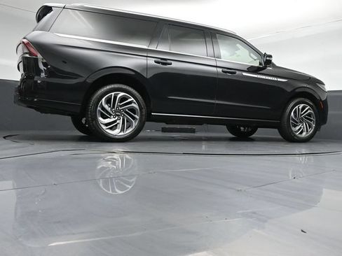 Certified 2025 Lincoln Navigator L Reserve AWD/4WD image 46