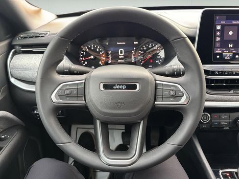 Used 2025 Jeep Compass Latitude image 14