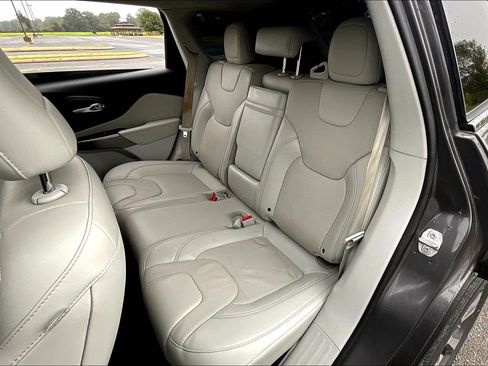 Used 2019 Jeep Cherokee Limited w/ Technology Group image 16