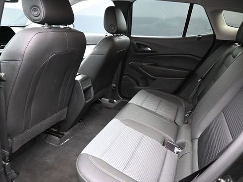 Used 2025 Chevrolet Trax LT w/ LT Convenience Package FWD image 12