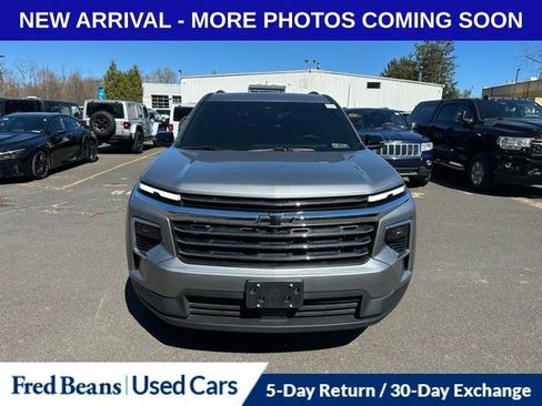 Used 2025 Chevrolet Traverse LT w/ Sun and Wheel Package image 2