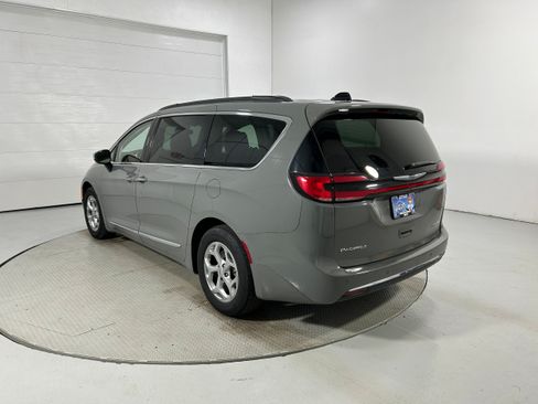 Used 2023 Chrysler Pacifica Limited FWD image 23