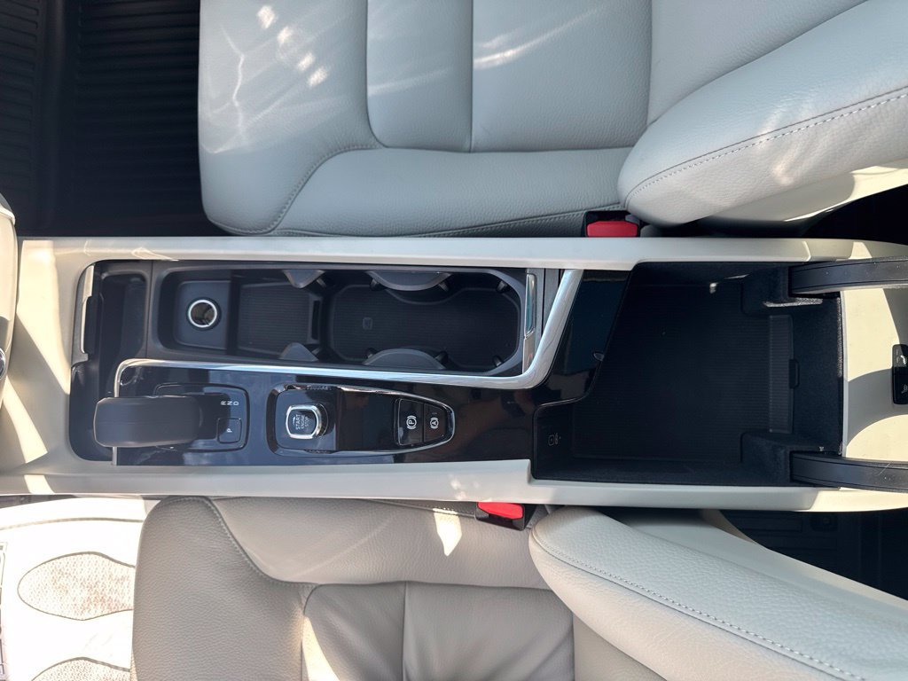 Certified 2025 Volvo XC60 T8 Plus w/ Protection Package Premier AWD/4WD image 30