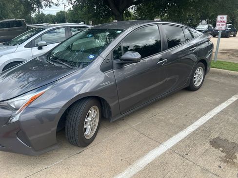Used 2016 Toyota Prius Two FWD image 2