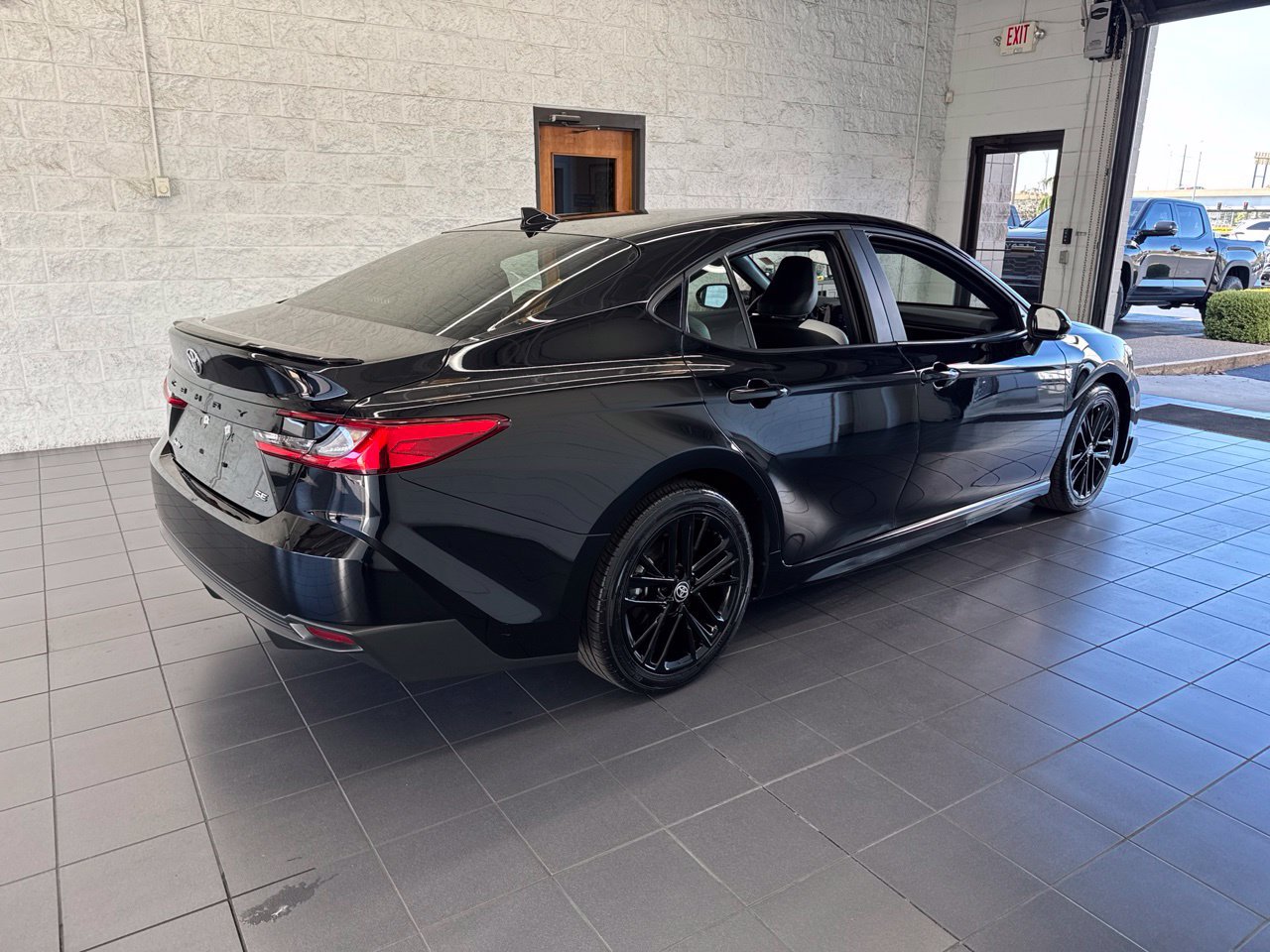 Used 2025 Toyota Camry SE w/ Convenience Package FWD image 8