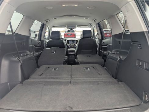 Used 2023 GMC Acadia SLT image 35