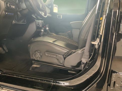 Used 2022 Jeep Wrangler Unlimited Sahara AWD/4WD image 19