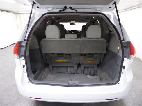 Used 2013 Toyota Sienna L image 27