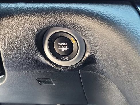 Used 2025 Chrysler Pacifica Select FWD image 18