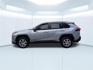 Used 2022 Toyota RAV4 LE FWD video 2