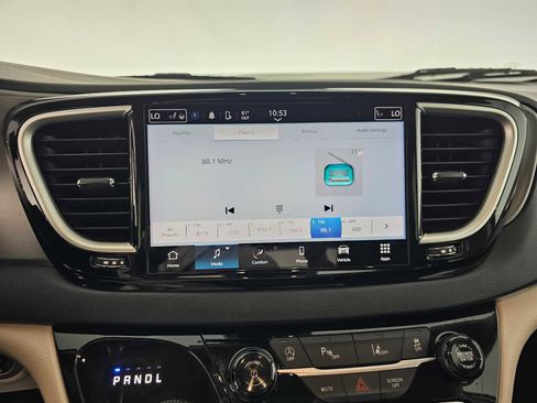 Used 2024 Chrysler Pacifica Touring-L FWD image 25