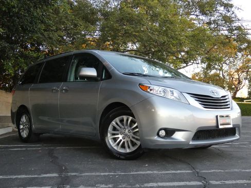 Used 2015 Toyota Sienna XLE image 6