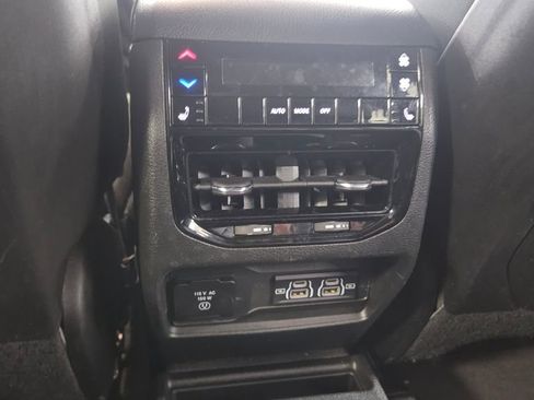 Used 2024 Jeep Grand Cherokee L Limited w/ Luxury Tech Group II AWD/4WD image 14